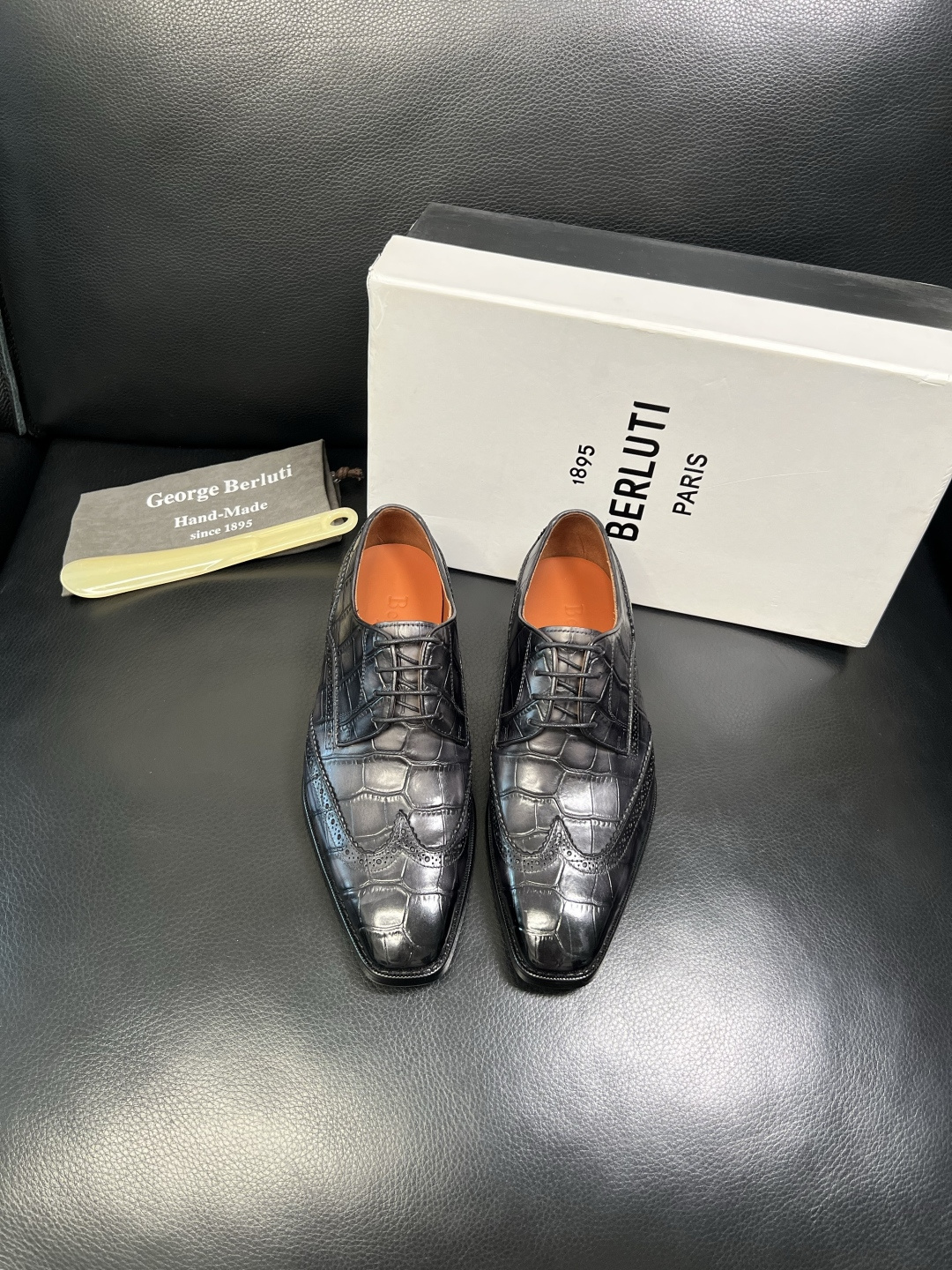 Berluti 顶级代购 布鲁提 专柜同步发售原厂配置，意大利进口牛皮面料，全进口水染牛皮里垫，鞋底：原