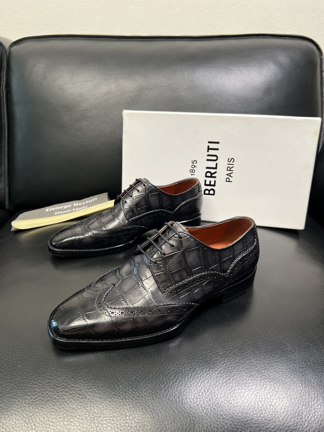 Berluti 顶级代购 布鲁提 专柜同步发售原厂配置，意大利进口牛皮面料，全进口水染牛皮里垫，鞋底：原