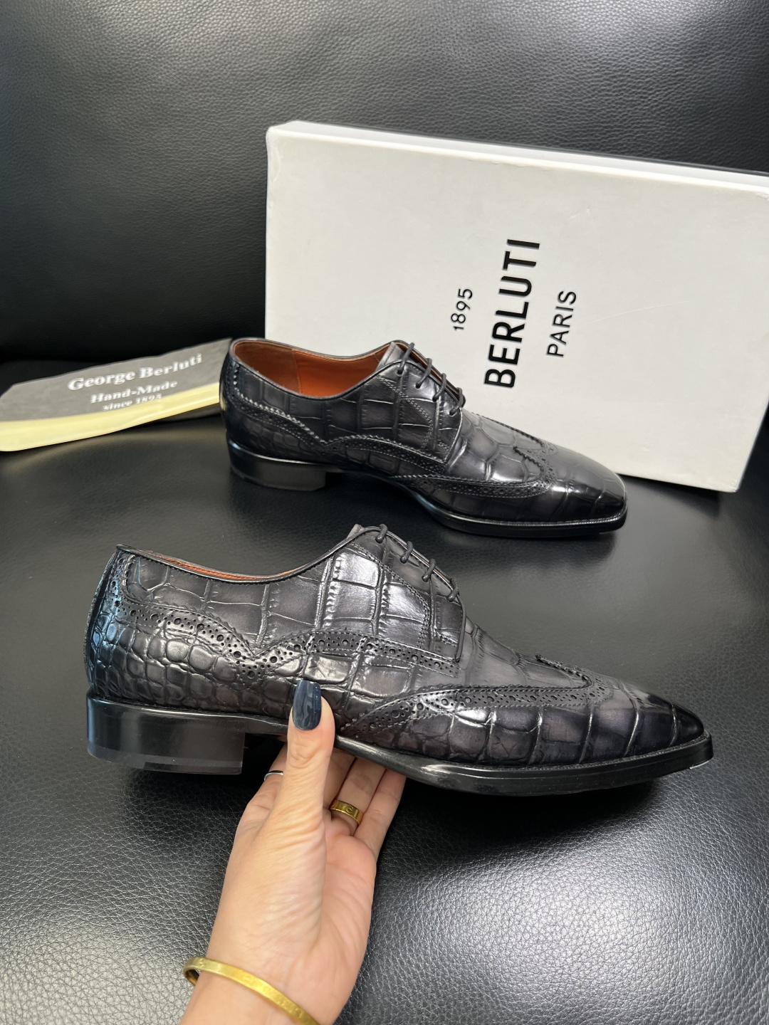 Berluti 顶级代购 布鲁提 专柜同步发售原厂配置，意大利进口牛皮面料，全进口水染牛皮里垫，鞋底：原