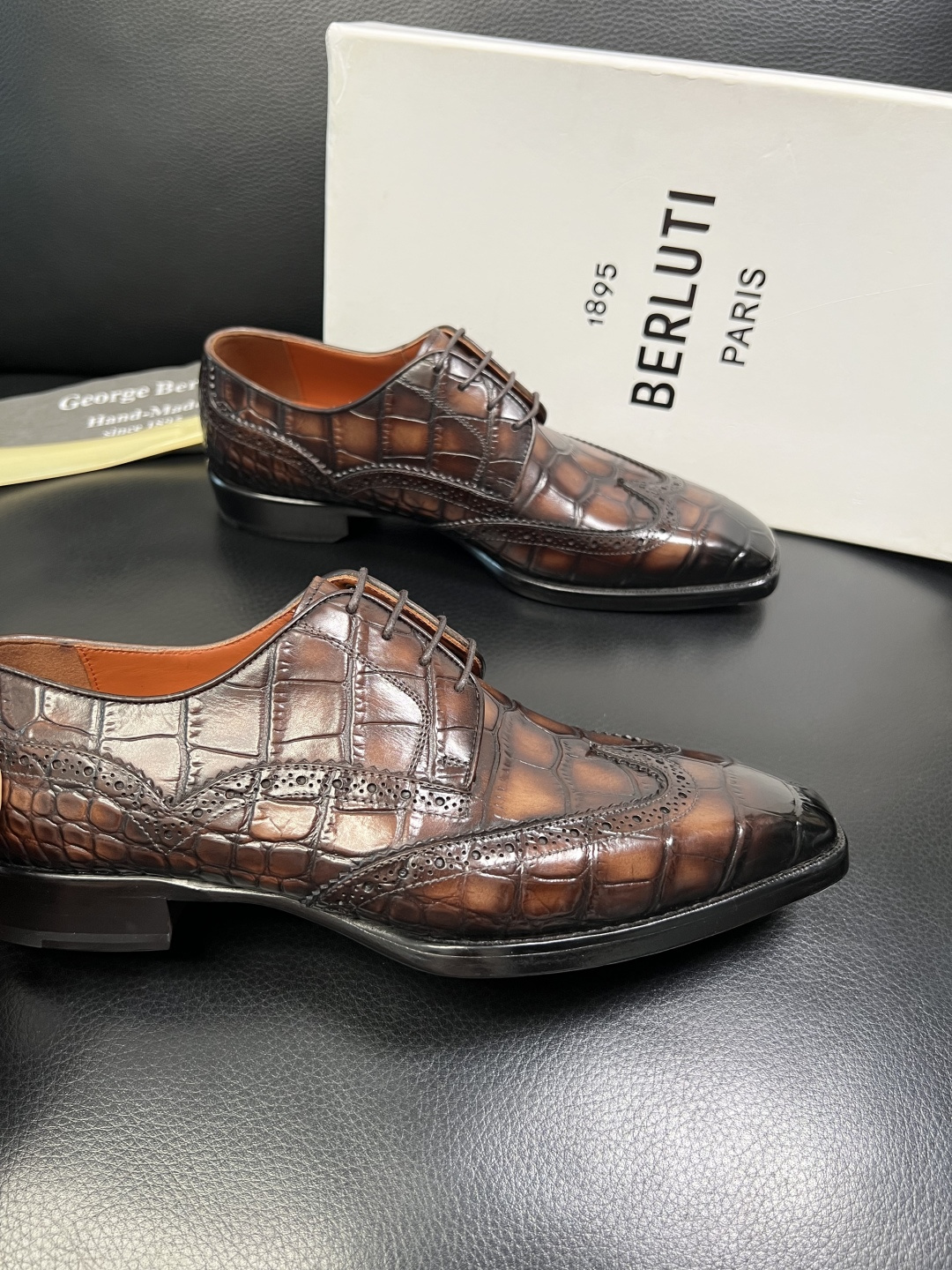 Berluti 顶级代购 布鲁提 专柜同步发售原厂配置，意大利进口牛皮面料，全进口水染牛皮里垫，鞋底：原