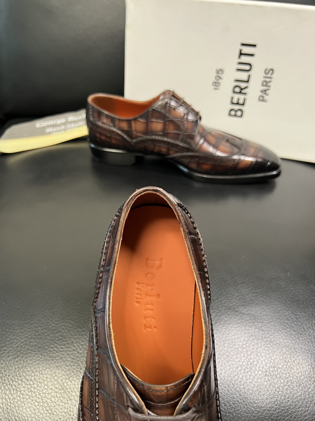 Berluti 顶级代购 布鲁提 专柜同步发售原厂配置，意大利进口牛皮面料，全进口水染牛皮里垫，鞋底：原