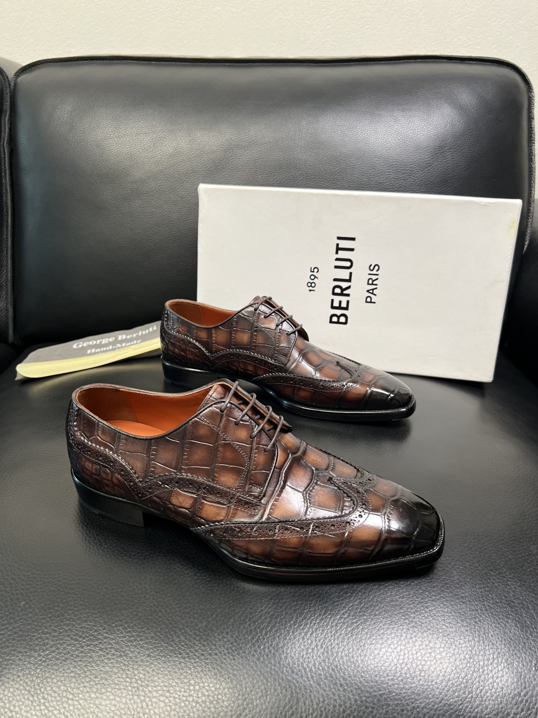 Berluti 顶级代购 布鲁提 专柜同步发售原厂配置，意大利进口牛皮面料，全进口水染牛皮里垫，鞋底：原