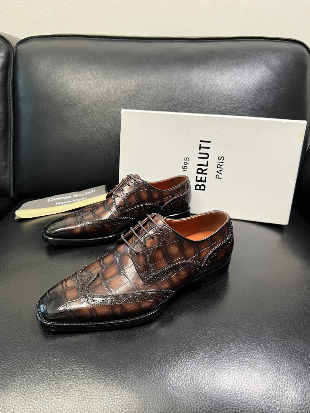 Berluti 顶级代购 布鲁提 专柜同步发售原厂配置，意大利进口牛皮面料，全进口水染牛皮里垫，鞋底：原