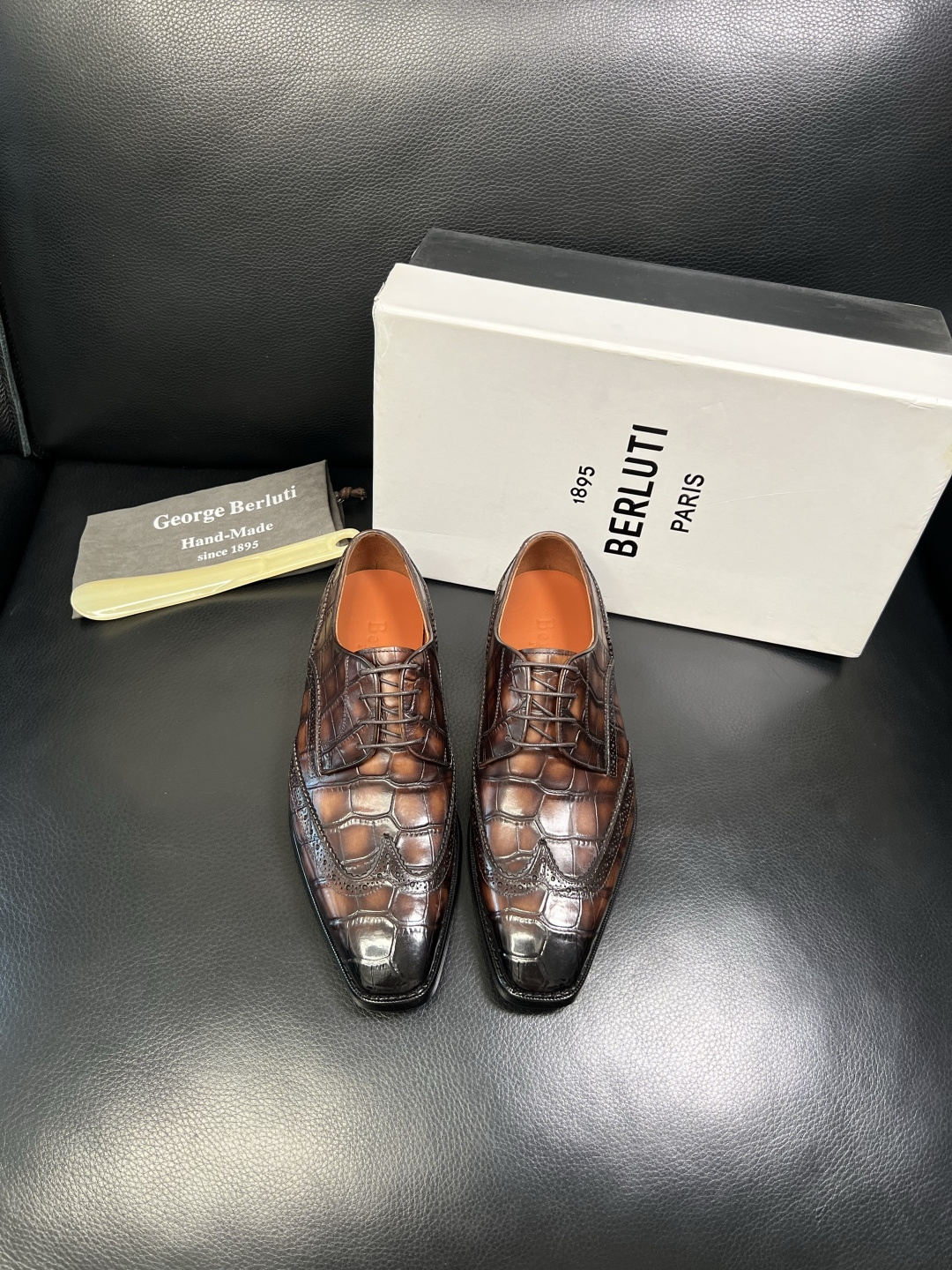 Berluti 顶级代购 布鲁提 专柜同步发售原厂配置，意大利进口牛皮面料，全进口水染牛皮里垫，鞋底：原