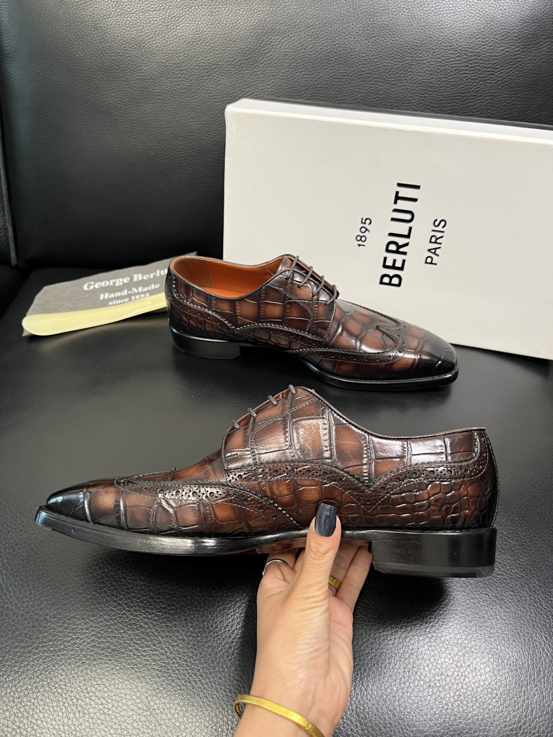 Berluti 顶级代购 布鲁提 专柜同步发售原厂配置，意大利进口牛皮面料，全进口水染牛皮里垫，鞋底：原