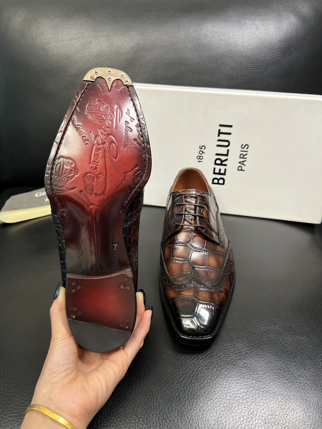 Berluti 顶级代购 布鲁提 专柜同步发售原厂配置，意大利进口牛皮面料，全进口水染牛皮里垫，鞋底：原