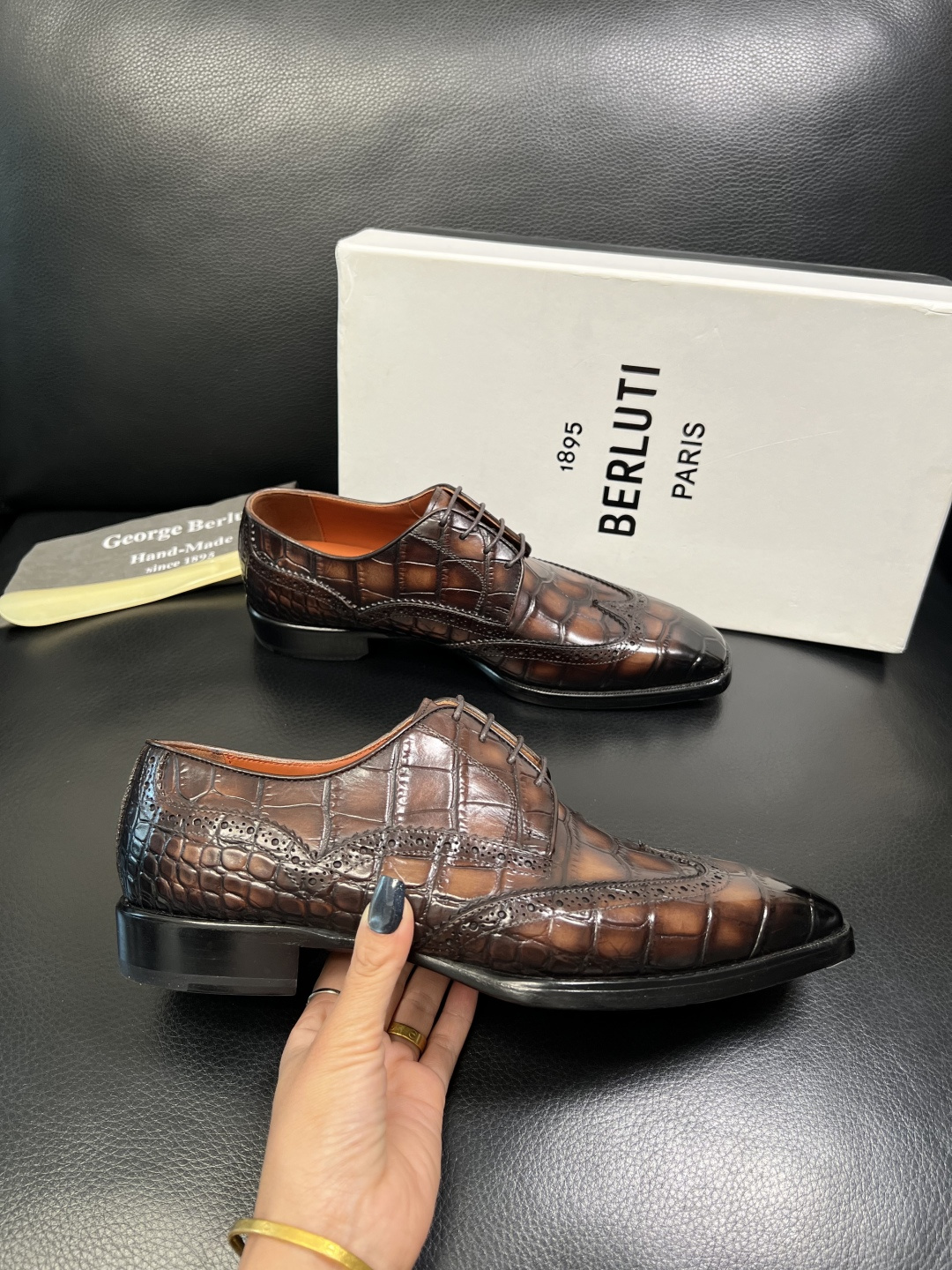 Berluti 顶级代购 布鲁提 专柜同步发售原厂配置，意大利进口牛皮面料，全进口水染牛皮里垫，鞋底：原