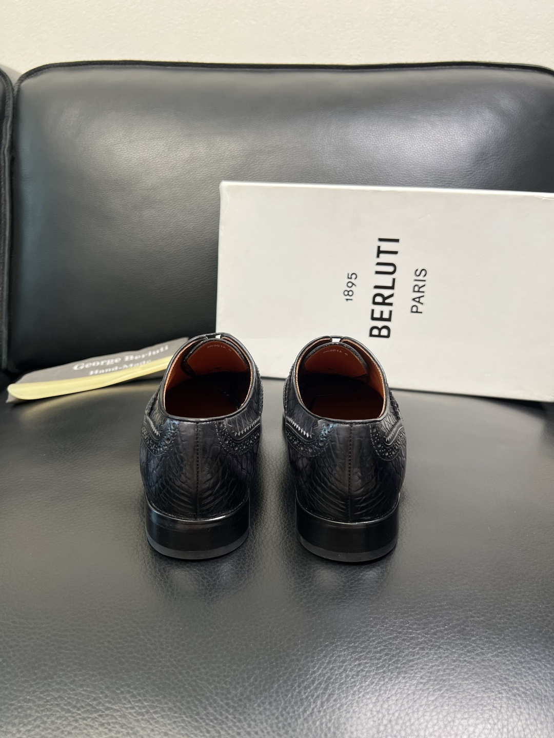 Berluti 顶级代购 布鲁提 专柜同步发售原厂配置，意大利进口牛皮面料，全进口水染牛皮里垫，鞋底：原