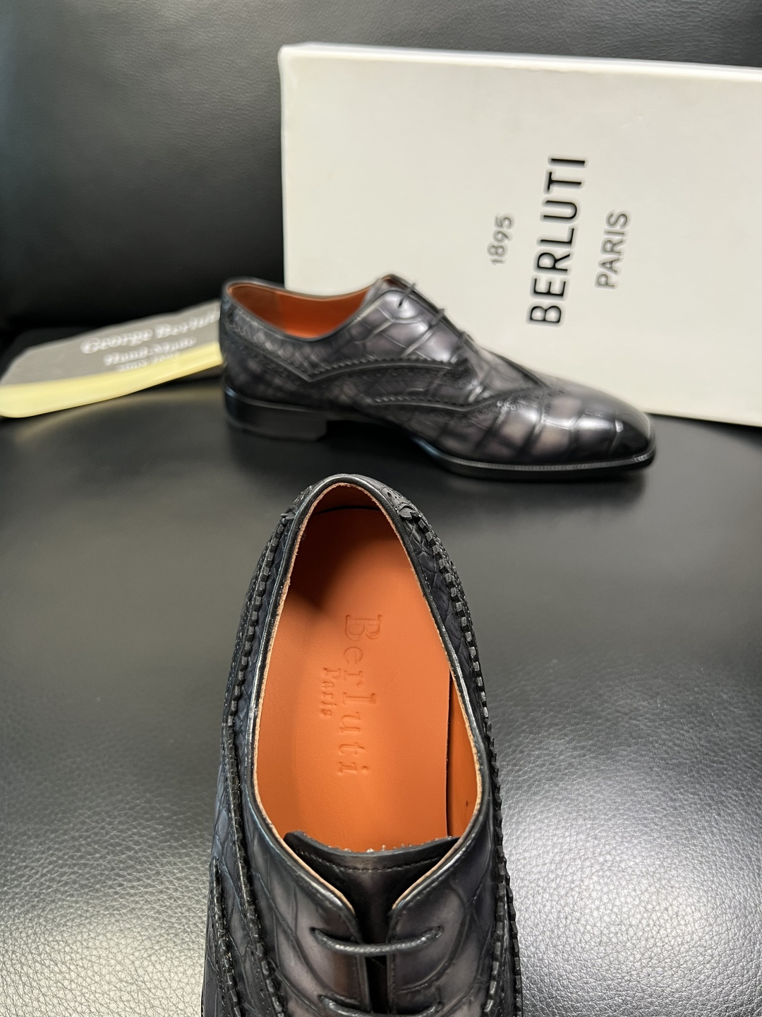 Berluti 顶级代购 布鲁提 专柜同步发售原厂配置，意大利进口牛皮面料，全进口水染牛皮里垫，鞋底：原