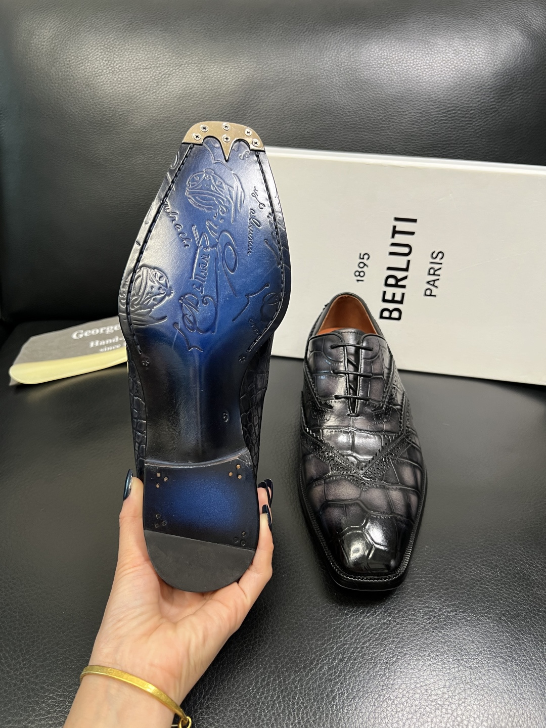 Berluti 顶级代购 布鲁提 专柜同步发售原厂配置，意大利进口牛皮面料，全进口水染牛皮里垫，鞋底：原