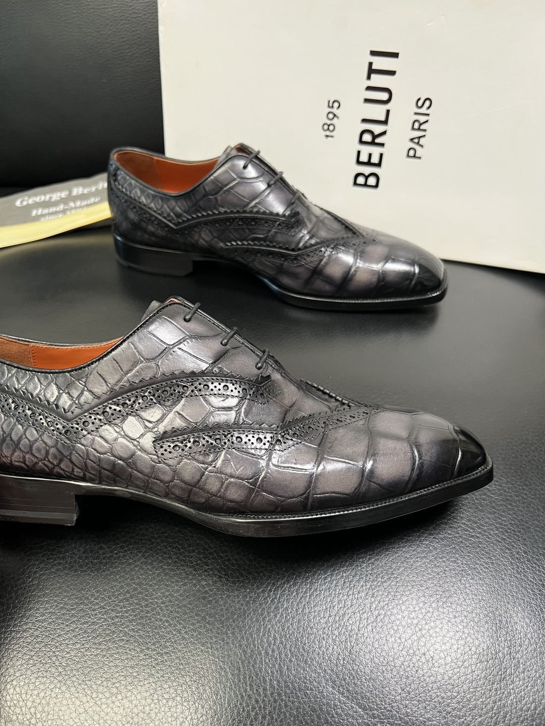 Berluti 顶级代购 布鲁提 专柜同步发售原厂配置，意大利进口牛皮面料，全进口水染牛皮里垫，鞋底：原