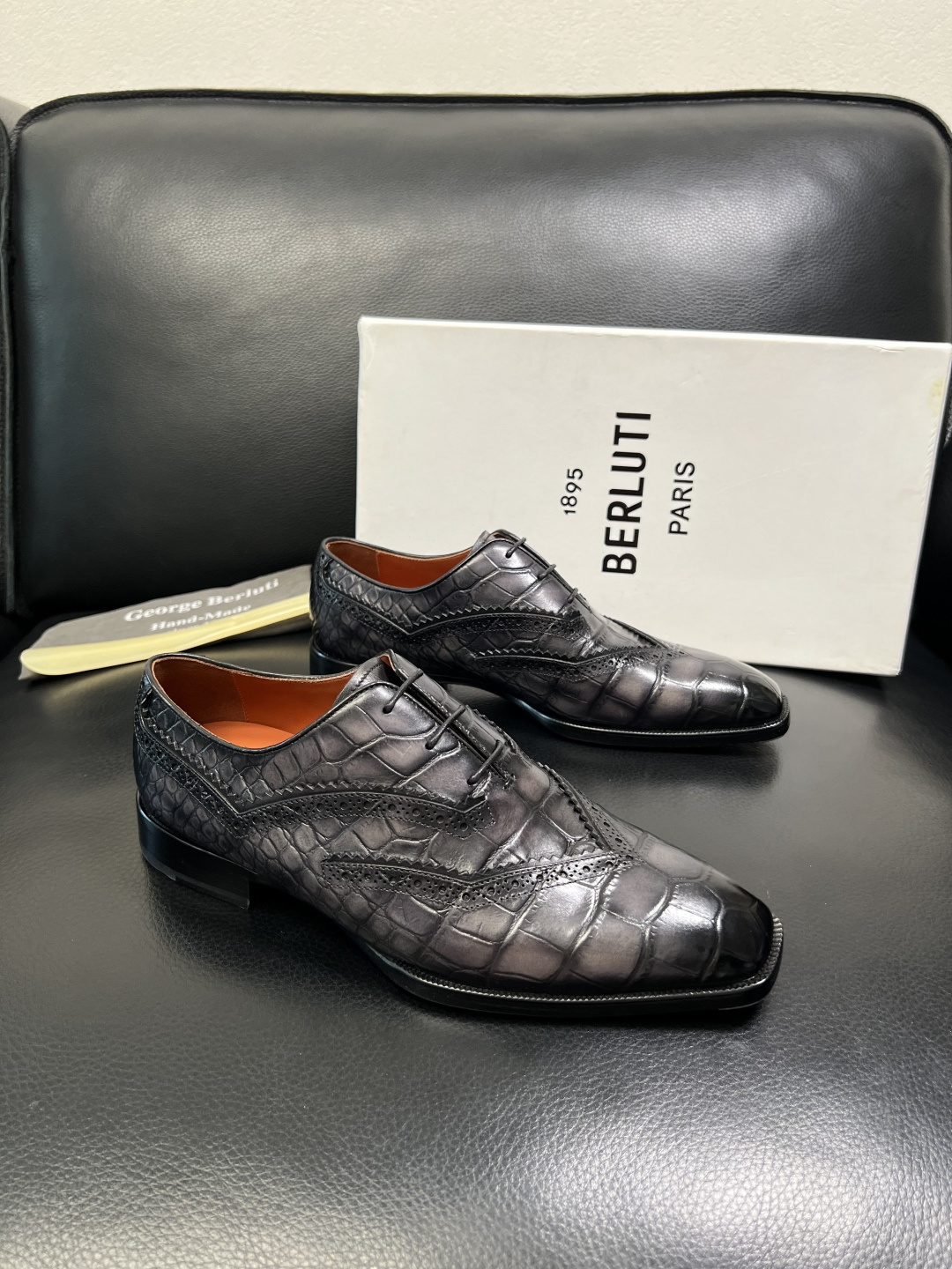 Berluti 顶级代购 布鲁提 专柜同步发售原厂配置，意大利进口牛皮面料，全进口水染牛皮里垫，鞋底：原