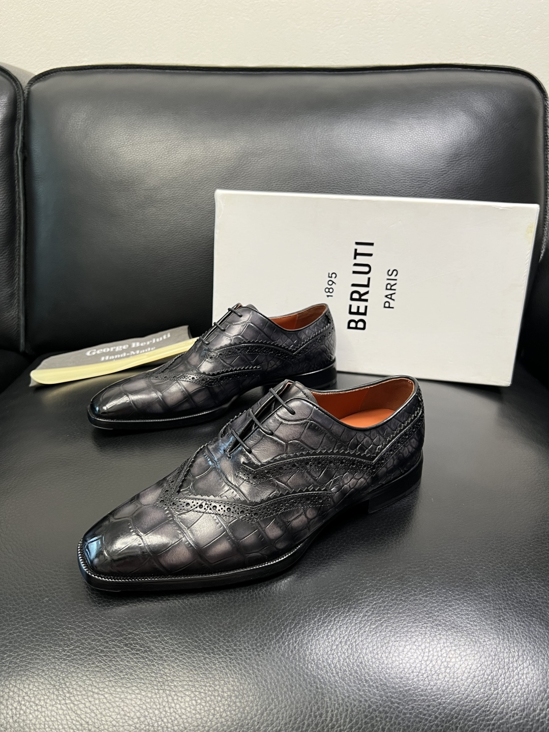 Berluti 顶级代购 布鲁提 专柜同步发售原厂配置，意大利进口牛皮面料，全进口水染牛皮里垫，鞋底：原