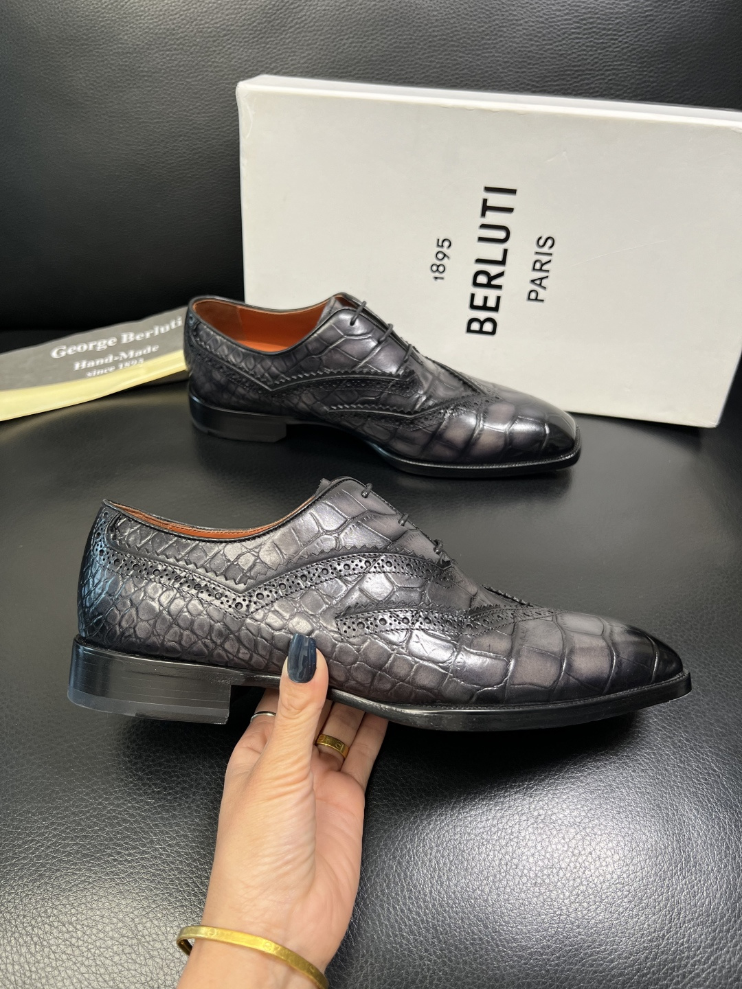 Berluti 顶级代购 布鲁提 专柜同步发售原厂配置，意大利进口牛皮面料，全进口水染牛皮里垫，鞋底：原