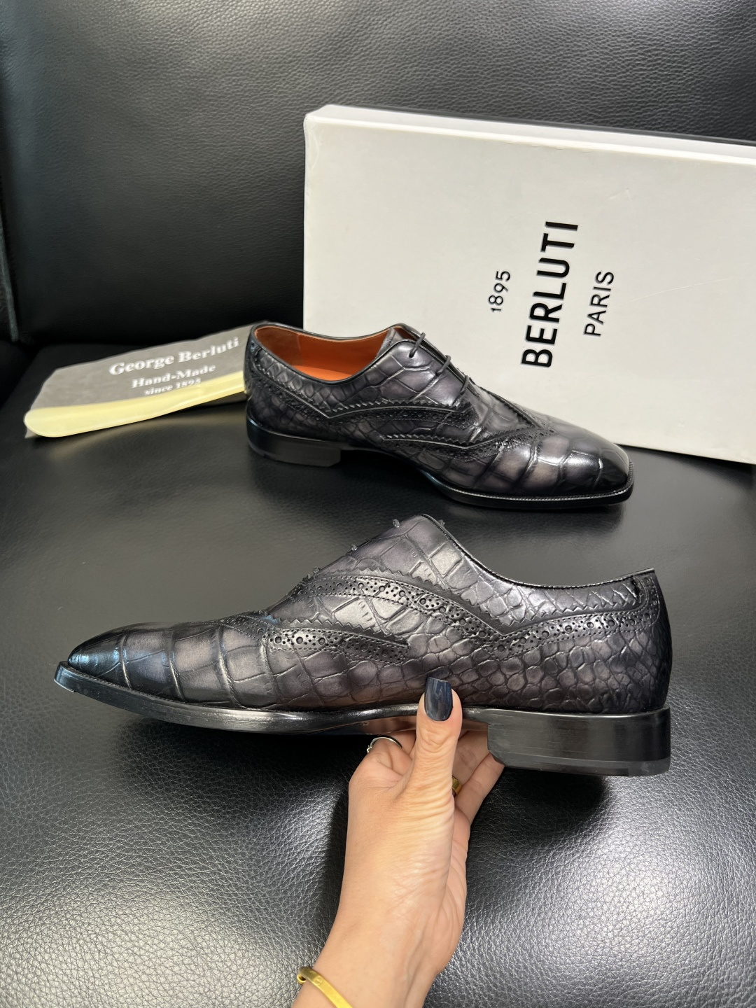 Berluti 顶级代购 布鲁提 专柜同步发售原厂配置，意大利进口牛皮面料，全进口水染牛皮里垫，鞋底：原