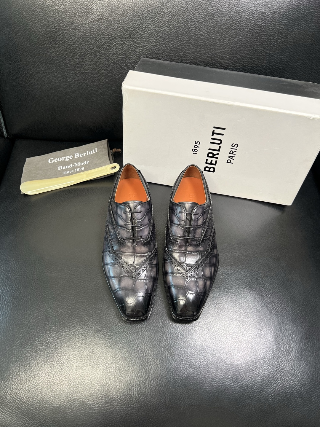 Berluti 顶级代购 布鲁提 专柜同步发售原厂配置，意大利进口牛皮面料，全进口水染牛皮里垫，鞋底：原