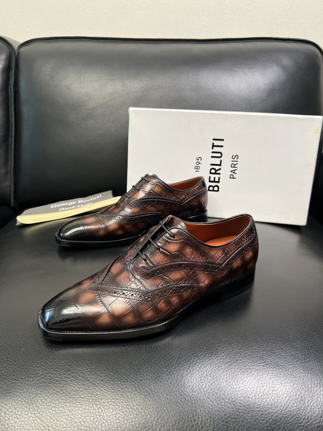 Berluti 顶级代购 布鲁提 专柜同步发售原厂配置，意大利进口牛皮面料，全进口水染牛皮里垫，鞋底：原