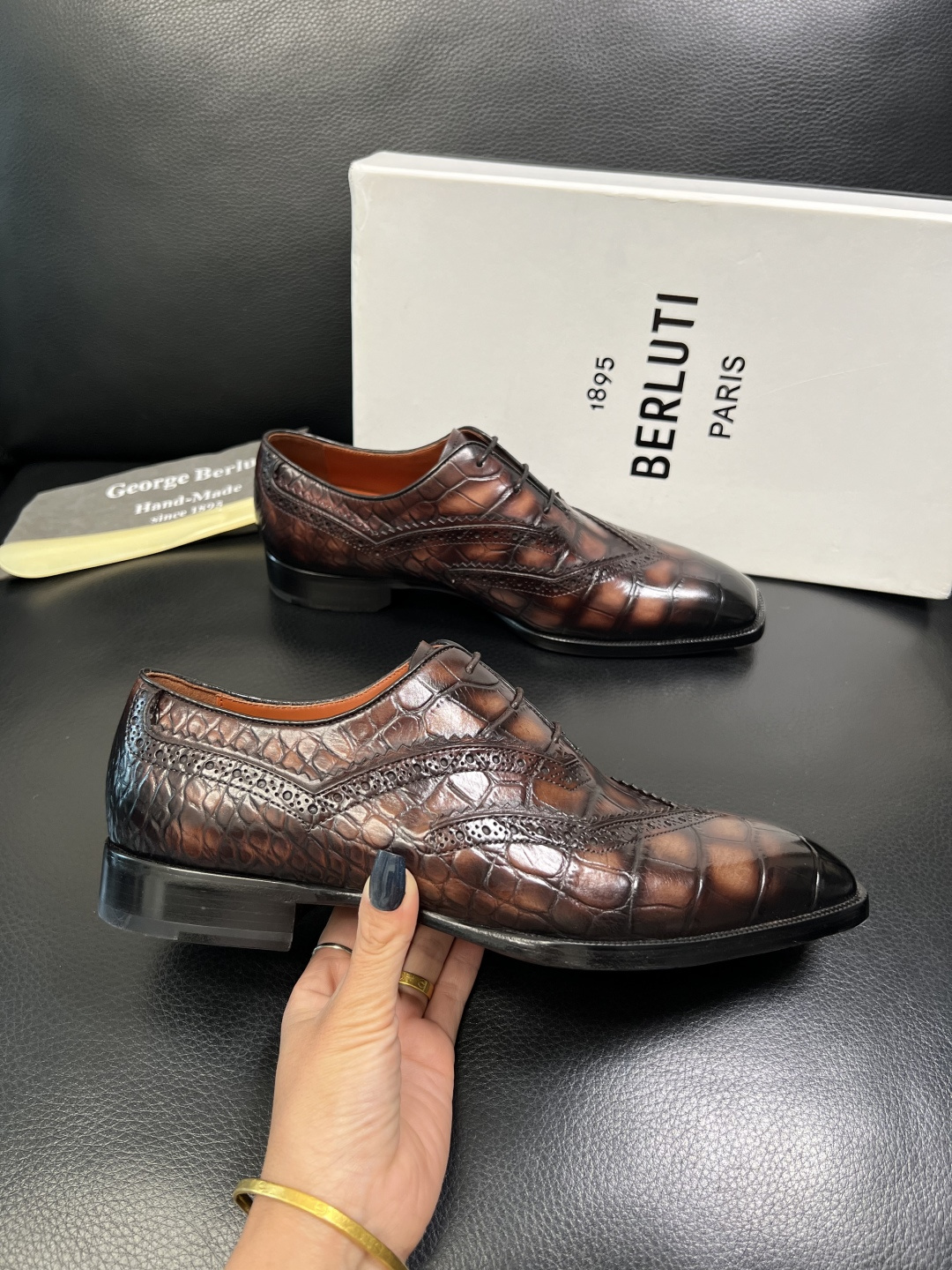 Berluti 顶级代购 布鲁提 专柜同步发售原厂配置，意大利进口牛皮面料，全进口水染牛皮里垫，鞋底：原