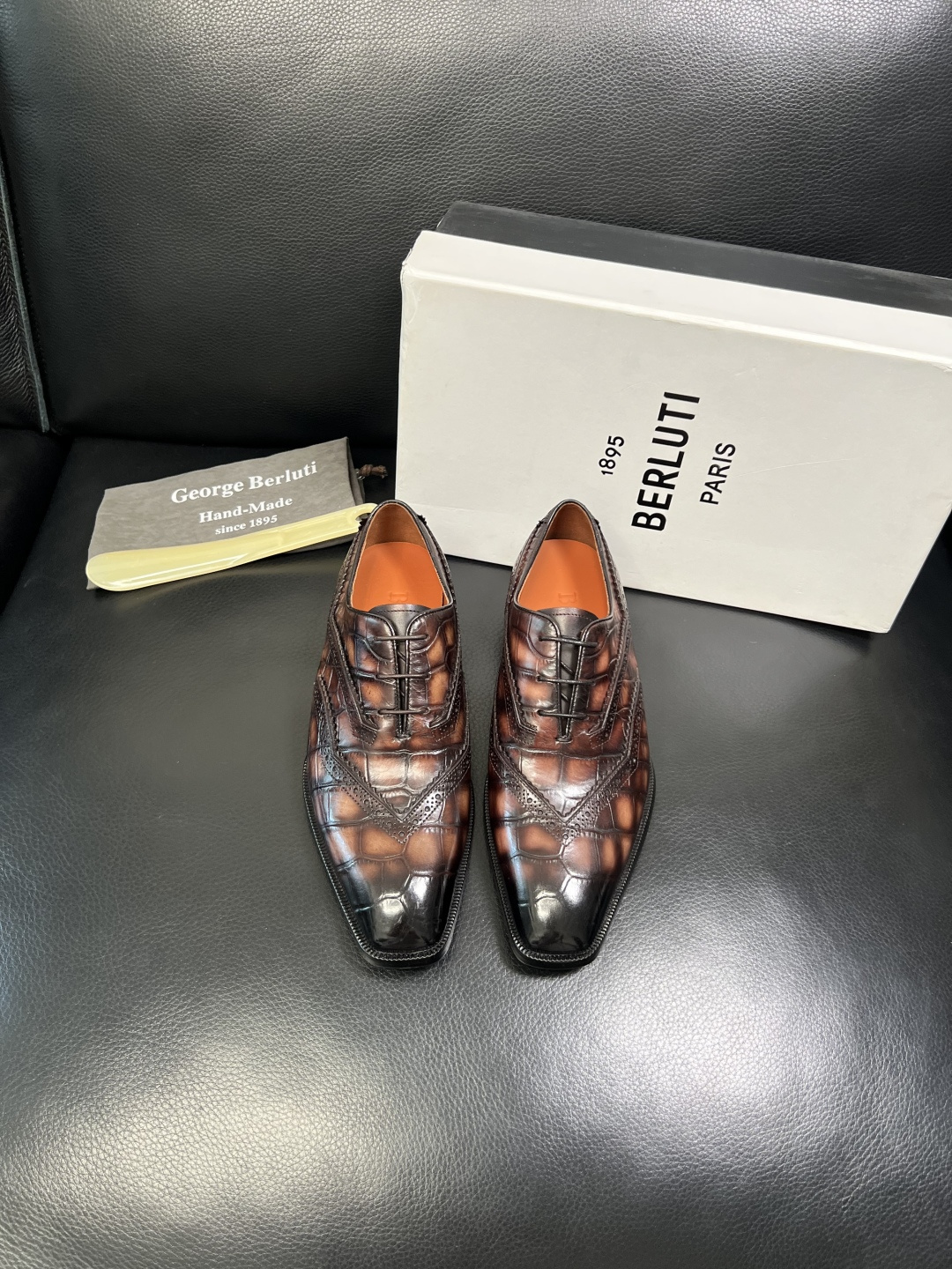 Berluti 顶级代购 布鲁提 专柜同步发售原厂配置，意大利进口牛皮面料，全进口水染牛皮里垫，鞋底：原