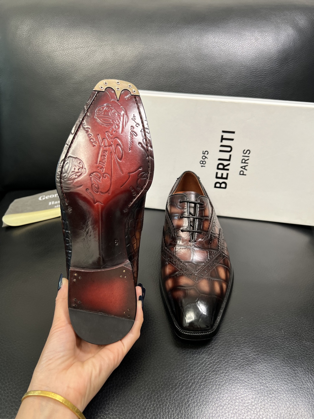 Berluti 顶级代购 布鲁提 专柜同步发售原厂配置，意大利进口牛皮面料，全进口水染牛皮里垫，鞋底：原