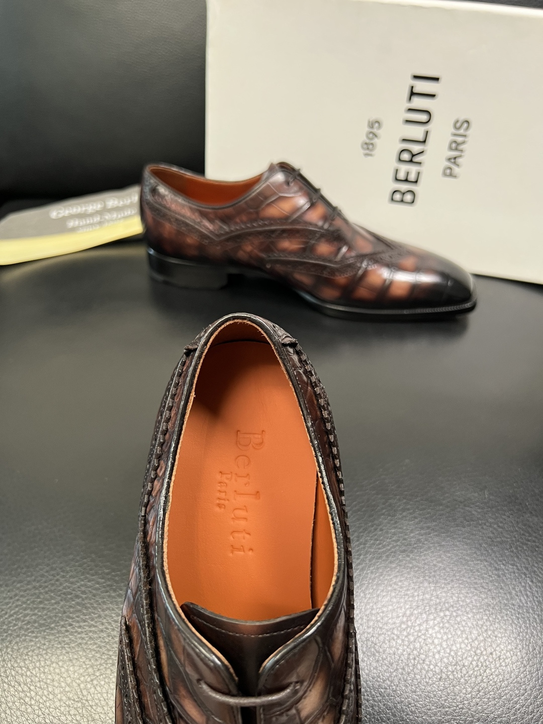 Berluti 顶级代购 布鲁提 专柜同步发售原厂配置，意大利进口牛皮面料，全进口水染牛皮里垫，鞋底：原