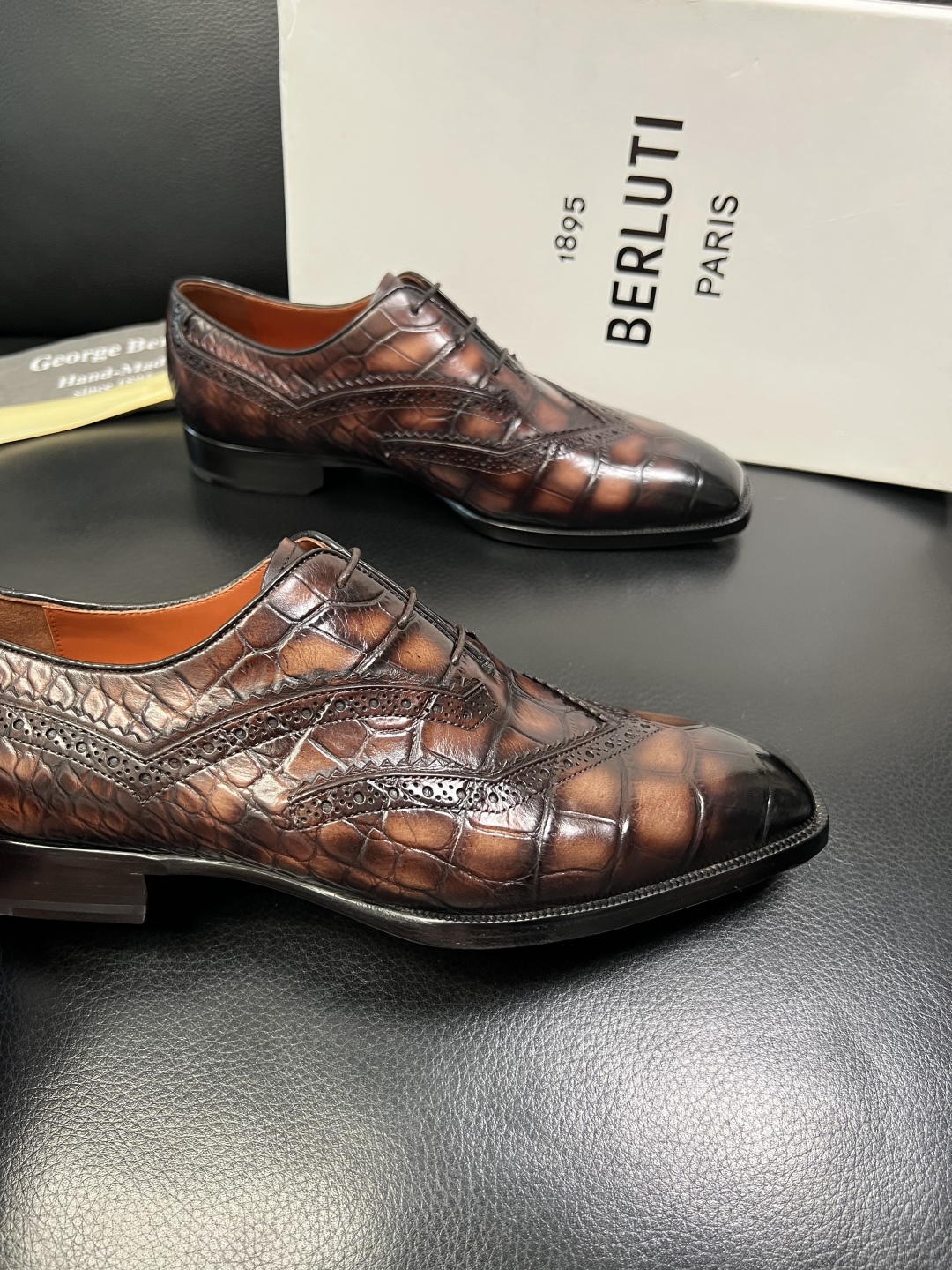 Berluti 顶级代购 布鲁提 专柜同步发售原厂配置，意大利进口牛皮面料，全进口水染牛皮里垫，鞋底：原