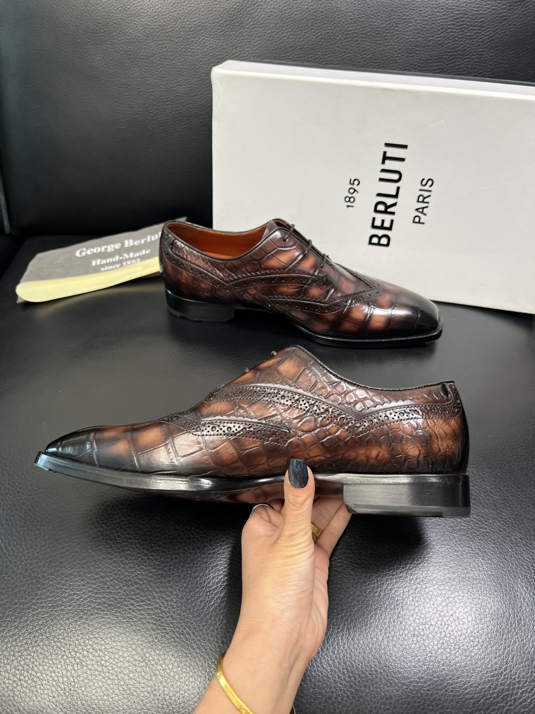 Berluti 顶级代购 布鲁提 专柜同步发售原厂配置，意大利进口牛皮面料，全进口水染牛皮里垫，鞋底：原