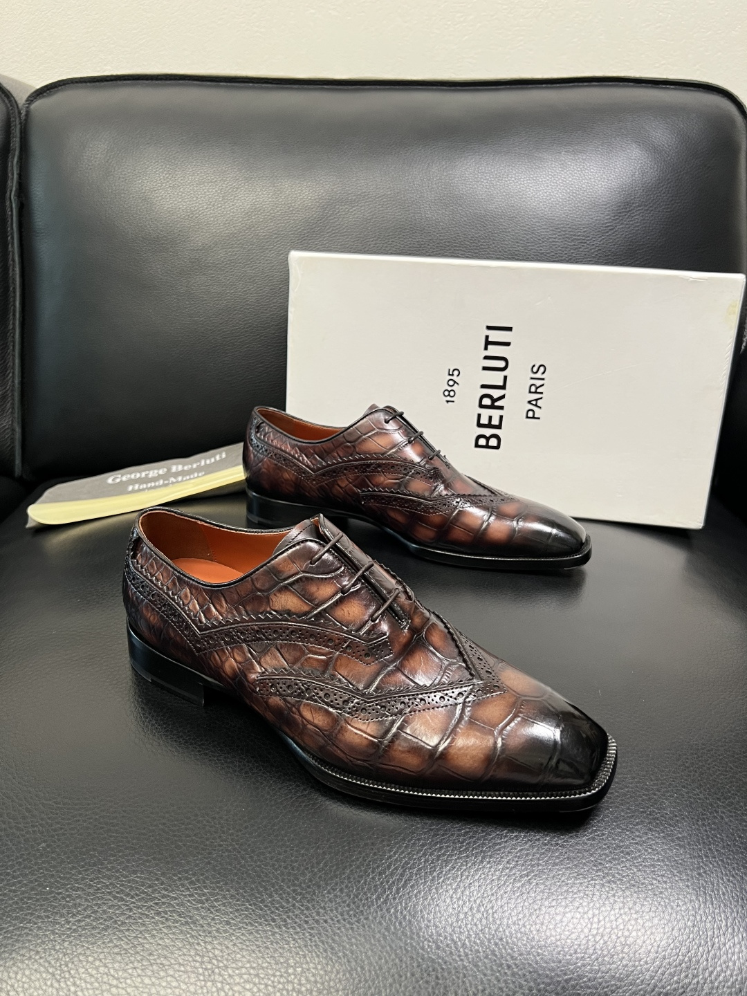 Berluti 顶级代购 布鲁提 专柜同步发售原厂配置，意大利进口牛皮面料，全进口水染牛皮里垫，鞋底：原