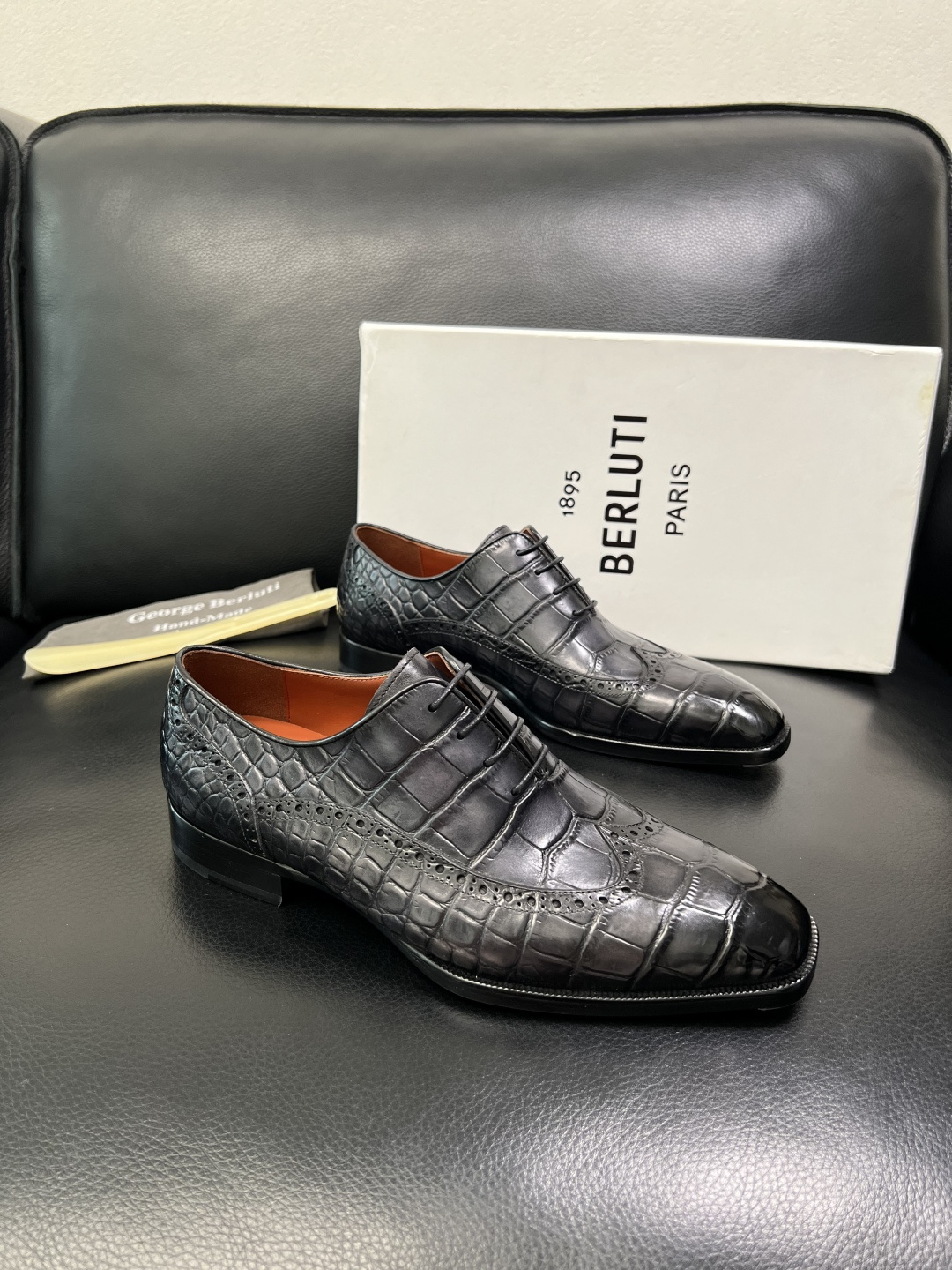 Berluti 顶级代购 布鲁提 专柜同步发售原厂配置，意大利进口牛皮面料，全进口水染牛皮里垫，鞋底：原