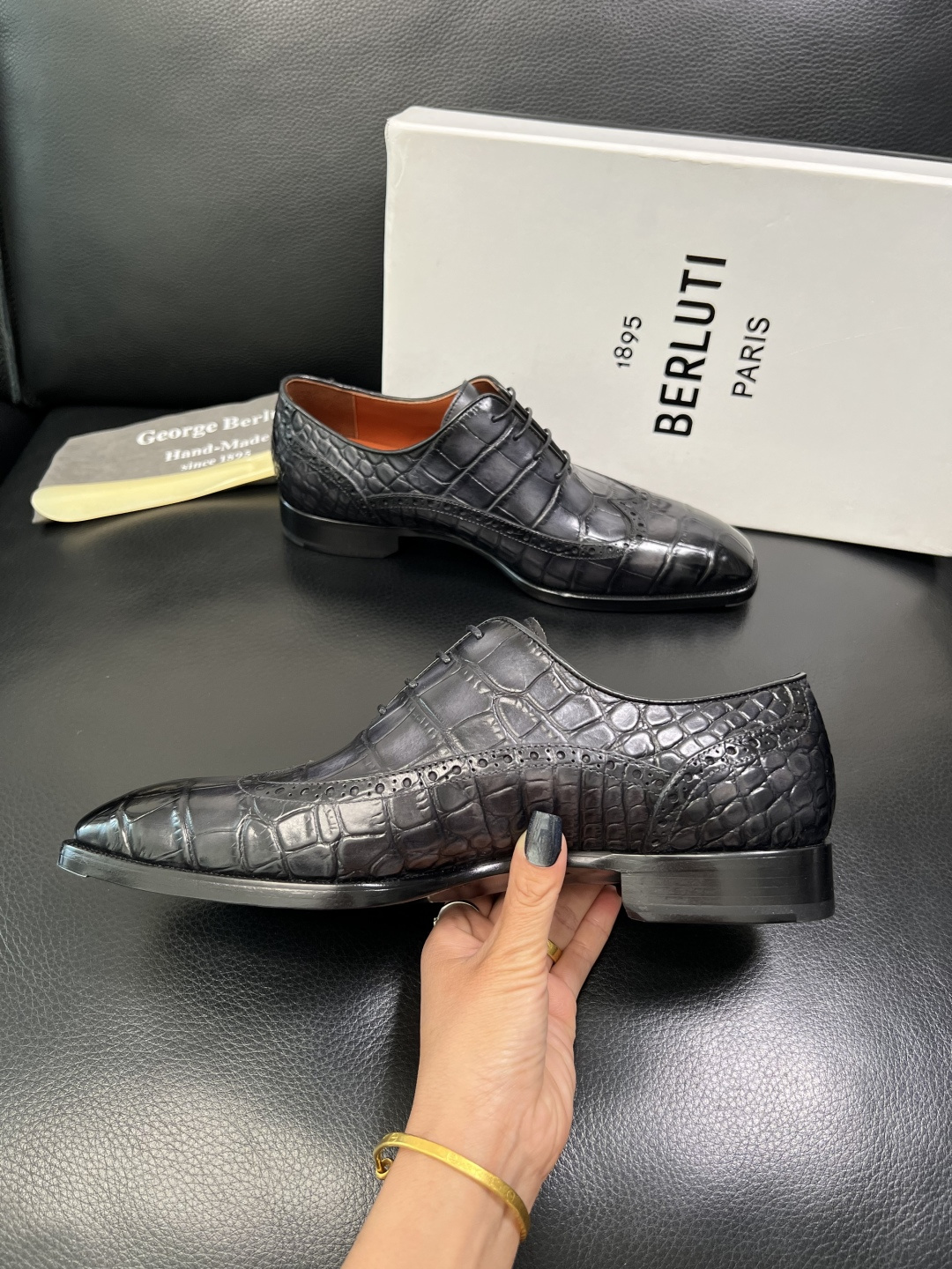 Berluti 顶级代购 布鲁提 专柜同步发售原厂配置，意大利进口牛皮面料，全进口水染牛皮里垫，鞋底：原