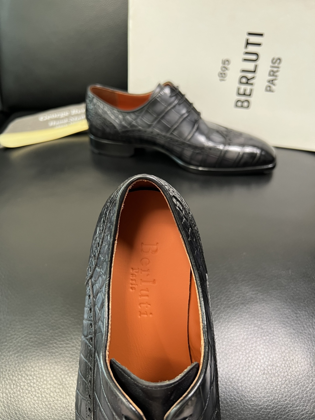 Berluti 顶级代购 布鲁提 专柜同步发售原厂配置，意大利进口牛皮面料，全进口水染牛皮里垫，鞋底：原