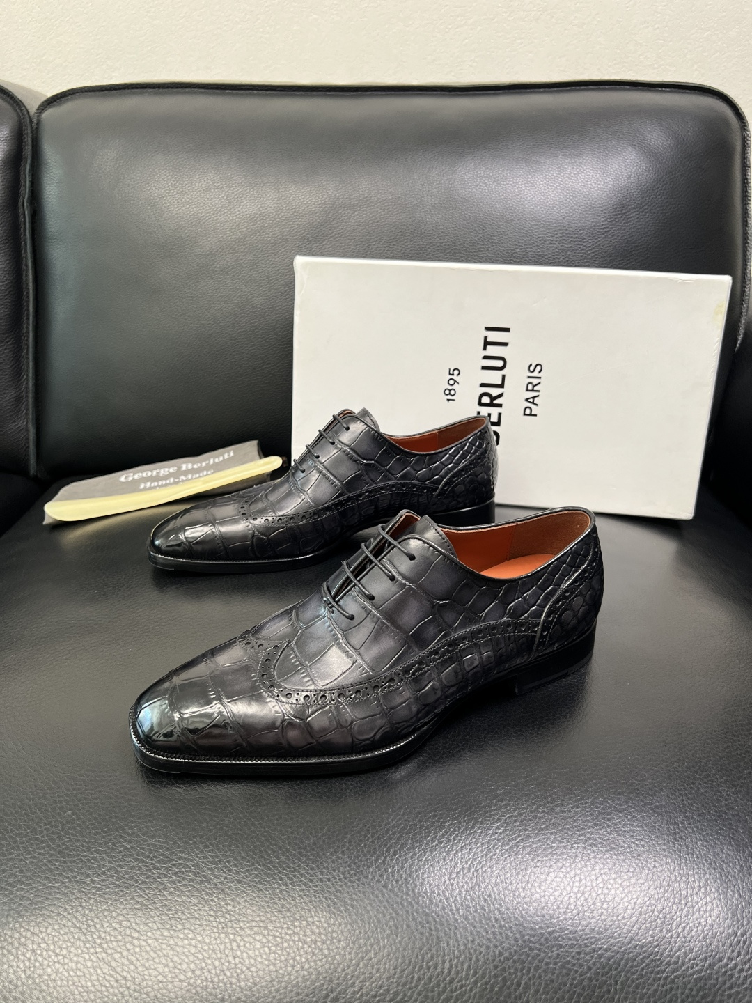 Berluti 顶级代购 布鲁提 专柜同步发售原厂配置，意大利进口牛皮面料，全进口水染牛皮里垫，鞋底：原