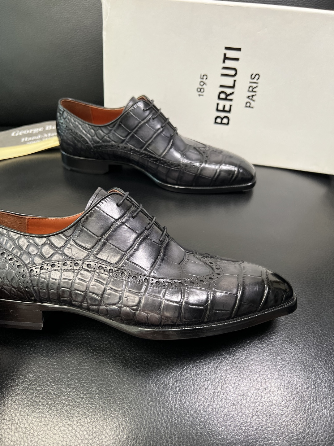 Berluti 顶级代购 布鲁提 专柜同步发售原厂配置，意大利进口牛皮面料，全进口水染牛皮里垫，鞋底：原