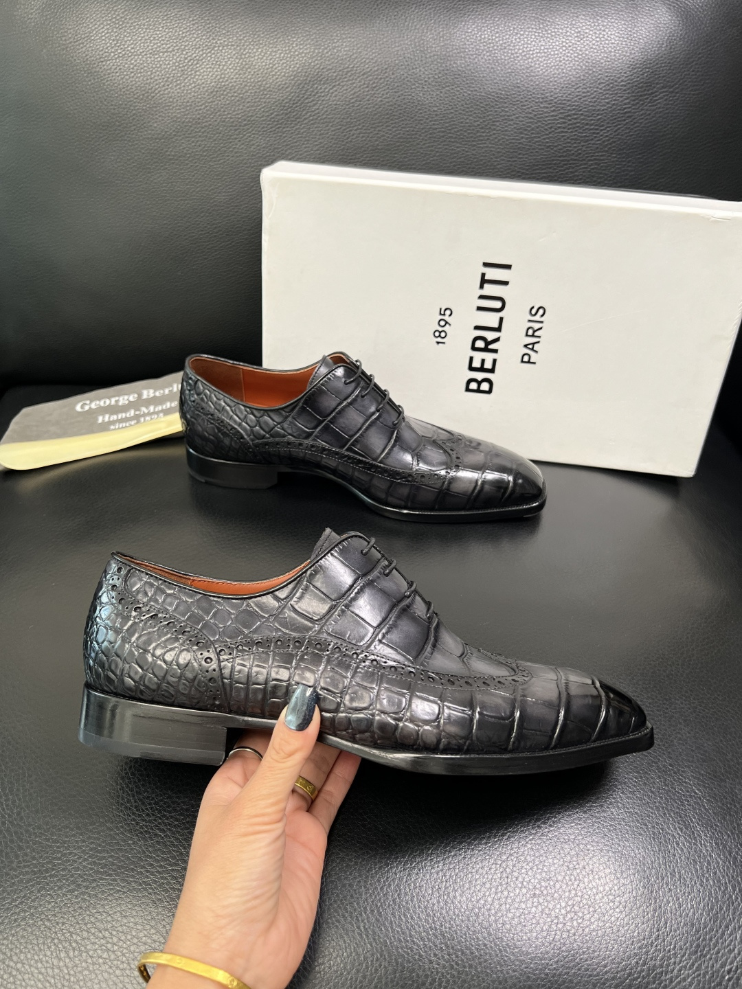Berluti 顶级代购 布鲁提 专柜同步发售原厂配置，意大利进口牛皮面料，全进口水染牛皮里垫，鞋底：原