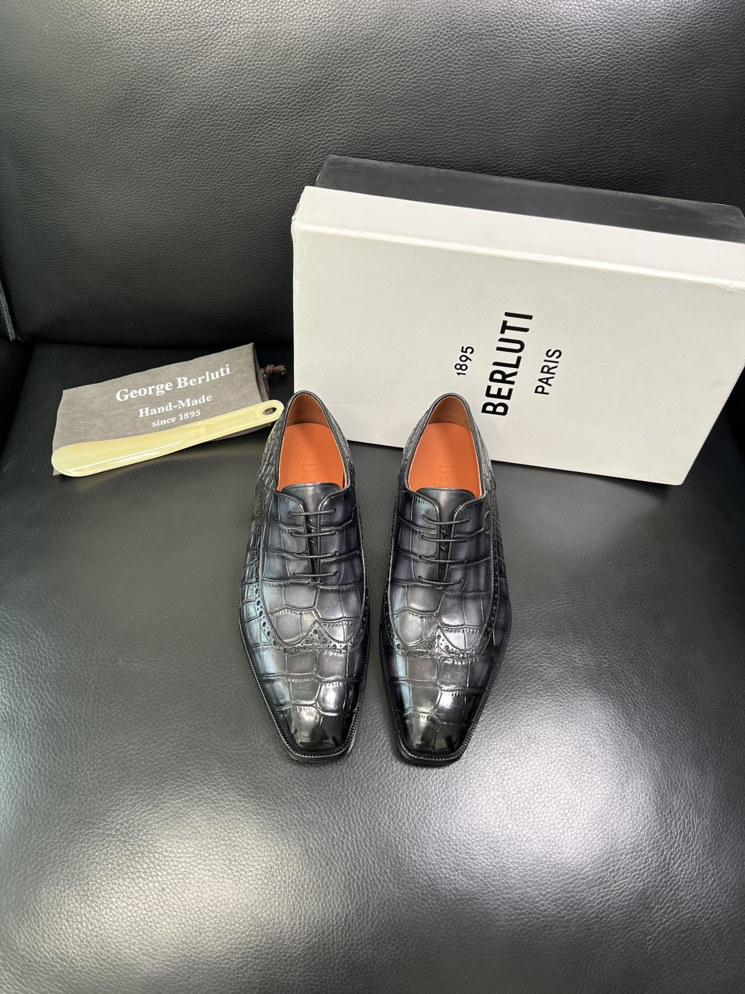 Berluti 顶级代购 布鲁提 专柜同步发售原厂配置，意大利进口牛皮面料，全进口水染牛皮里垫，鞋底：原