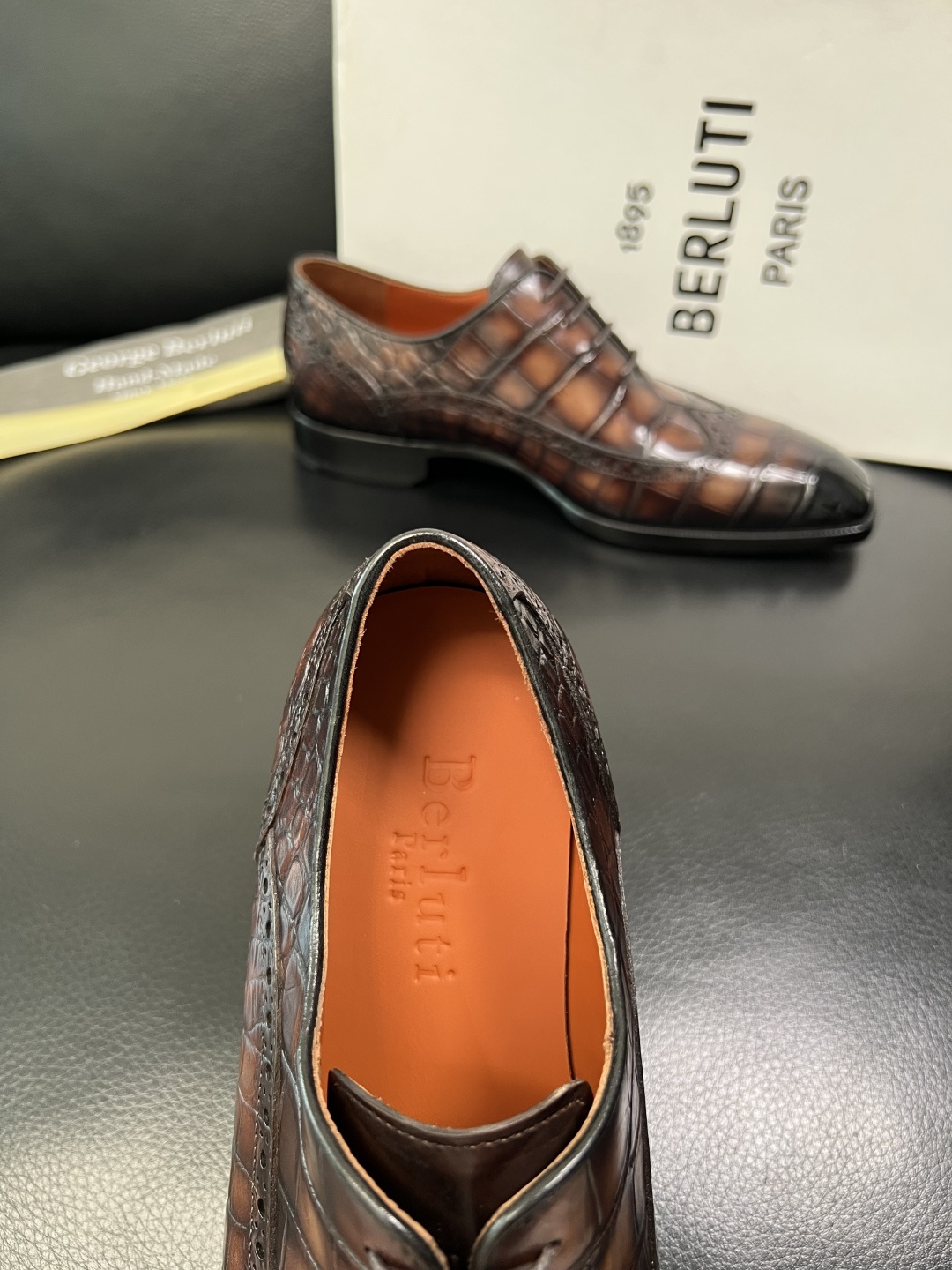 Berluti 顶级代购 布鲁提 专柜同步发售原厂配置，意大利进口牛皮面料，全进口水染牛皮里垫，鞋底：原