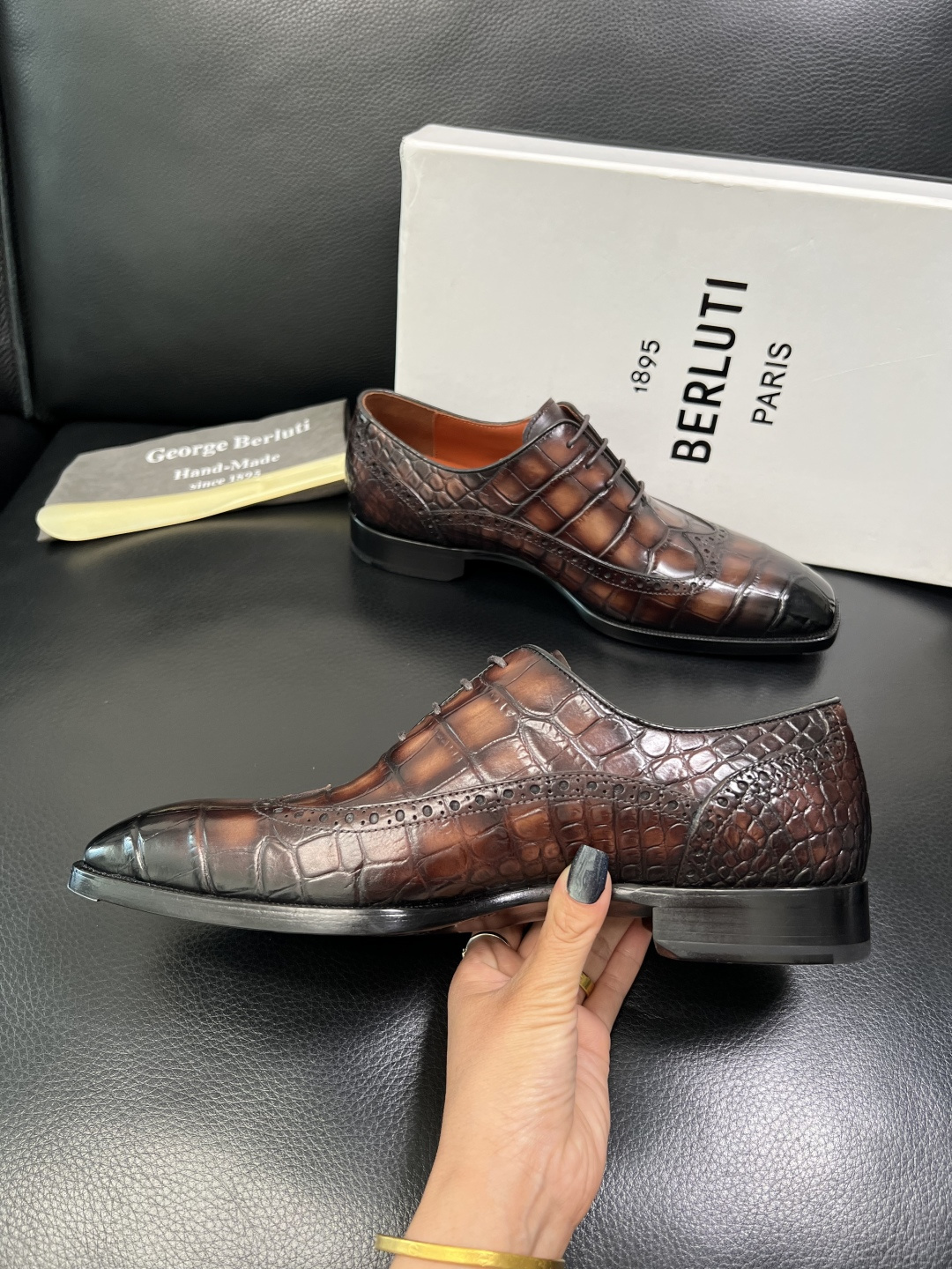 Berluti 顶级代购 布鲁提 专柜同步发售原厂配置，意大利进口牛皮面料，全进口水染牛皮里垫，鞋底：原