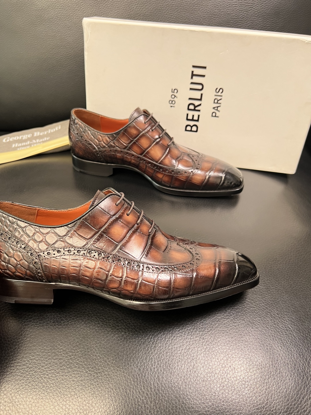 Berluti 顶级代购 布鲁提 专柜同步发售原厂配置，意大利进口牛皮面料，全进口水染牛皮里垫，鞋底：原