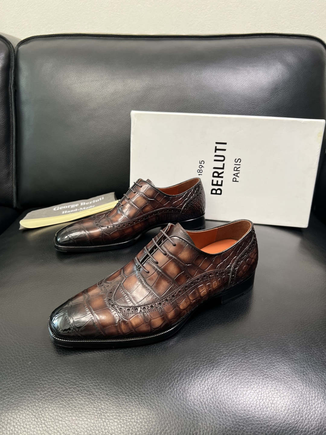 Berluti 顶级代购 布鲁提 专柜同步发售原厂配置，意大利进口牛皮面料，全进口水染牛皮里垫，鞋底：原