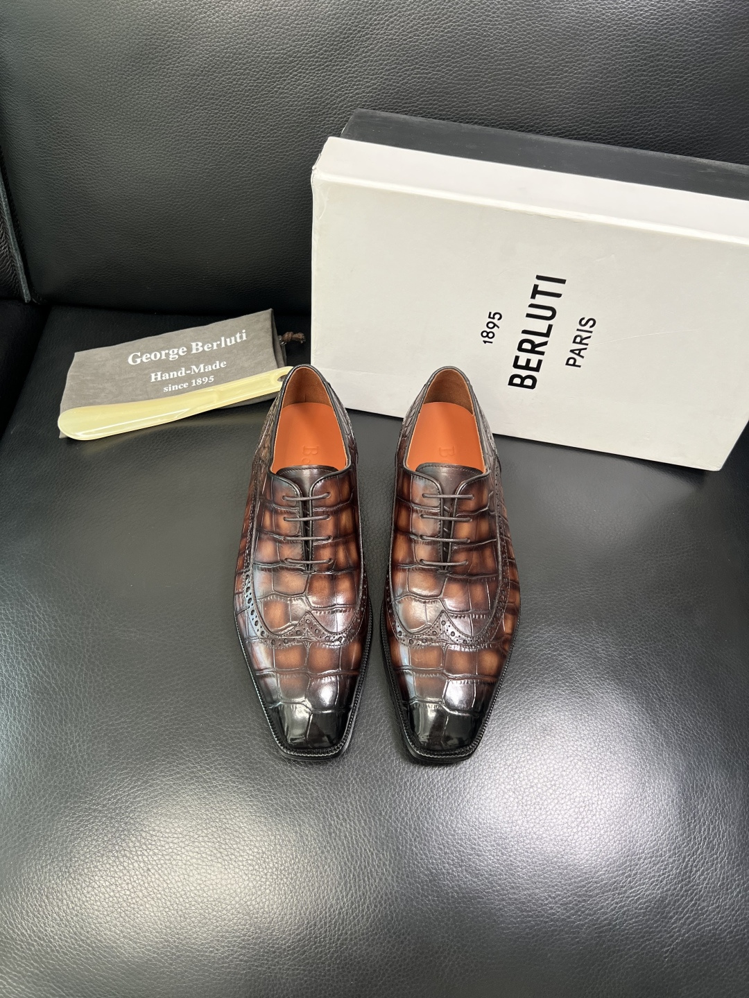 Berluti 顶级代购 布鲁提 专柜同步发售原厂配置，意大利进口牛皮面料，全进口水染牛皮里垫，鞋底：原