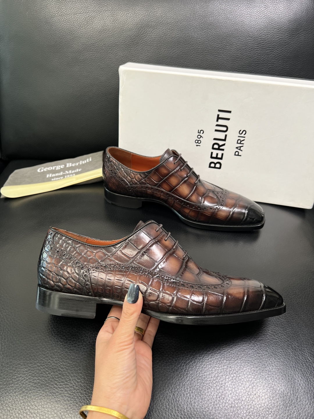 Berluti 顶级代购 布鲁提 专柜同步发售原厂配置，意大利进口牛皮面料，全进口水染牛皮里垫，鞋底：原