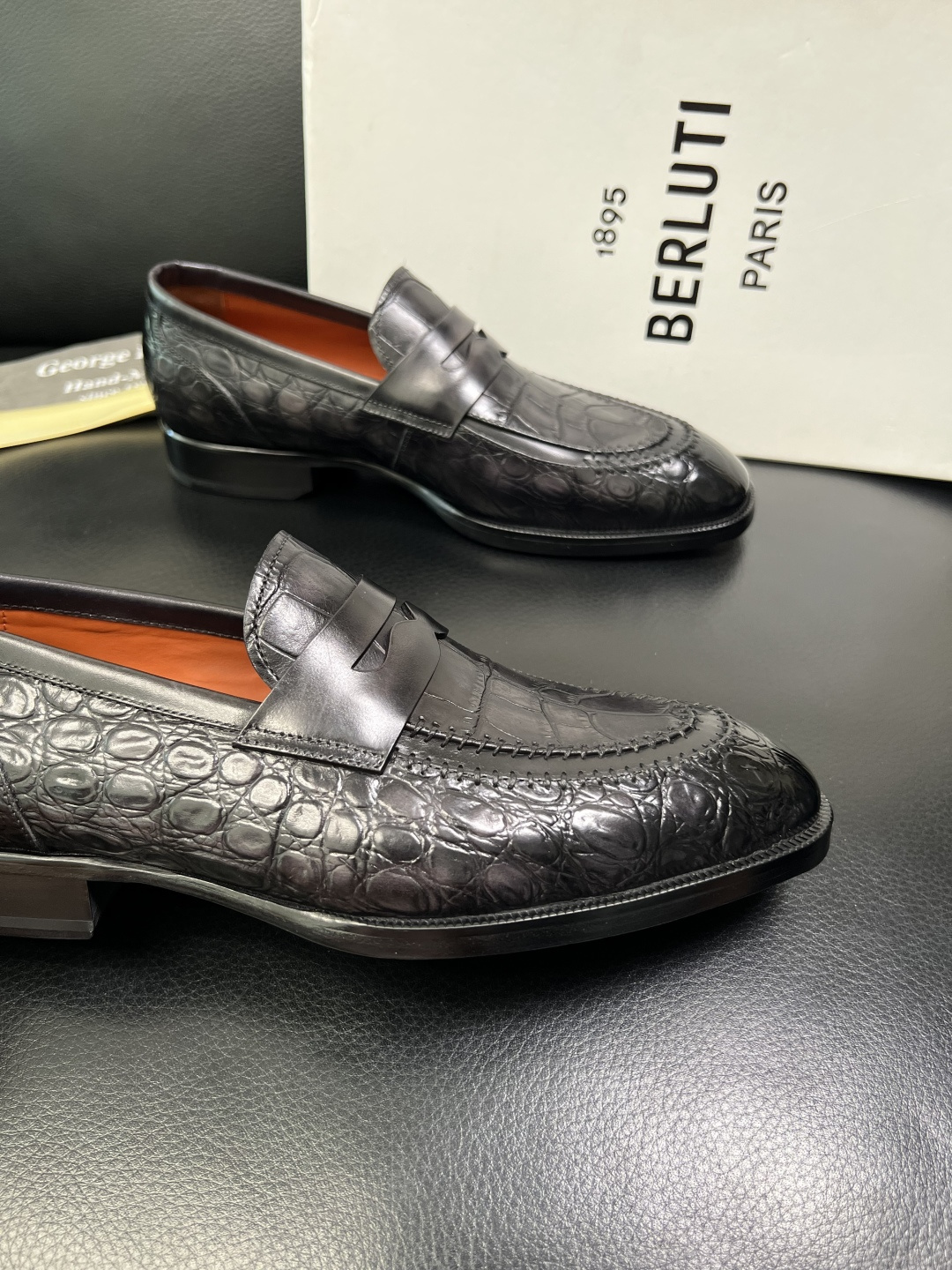 Berluti 顶级代购 布鲁提 专柜同步发售原厂配置，意大利进口牛皮面料，全进口水染牛皮里垫，鞋底：原