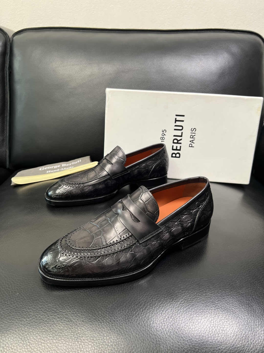 Berluti 顶级代购 布鲁提 专柜同步发售原厂配置，意大利进口牛皮面料，全进口水染牛皮里垫，鞋底：原