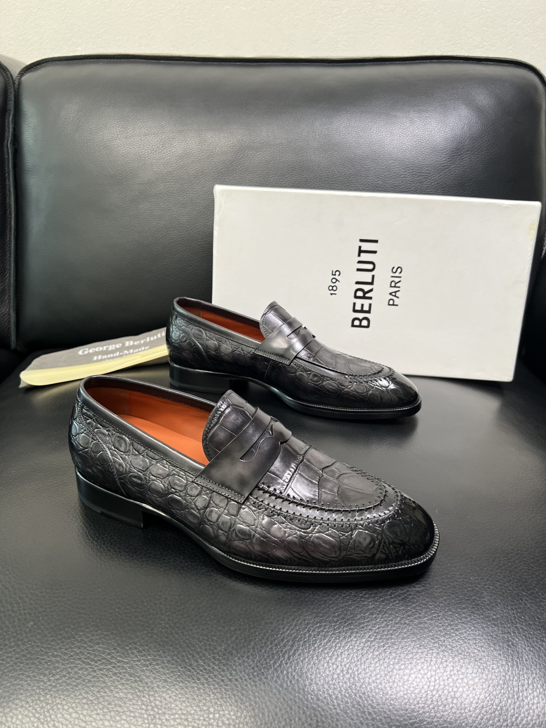 Berluti 顶级代购 布鲁提 专柜同步发售原厂配置，意大利进口牛皮面料，全进口水染牛皮里垫，鞋底：原