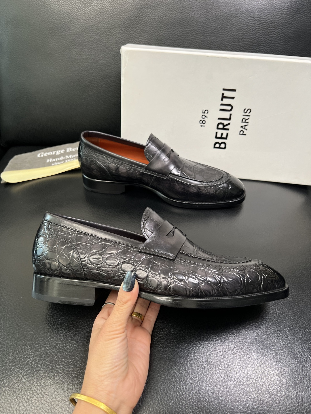 Berluti 顶级代购 布鲁提 专柜同步发售原厂配置，意大利进口牛皮面料，全进口水染牛皮里垫，鞋底：原