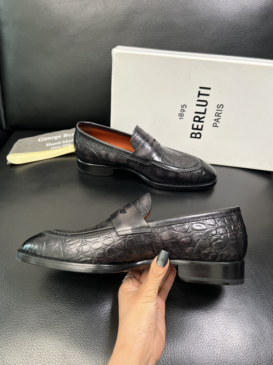 Berluti 顶级代购 布鲁提 专柜同步发售原厂配置，意大利进口牛皮面料，全进口水染牛皮里垫，鞋底：原