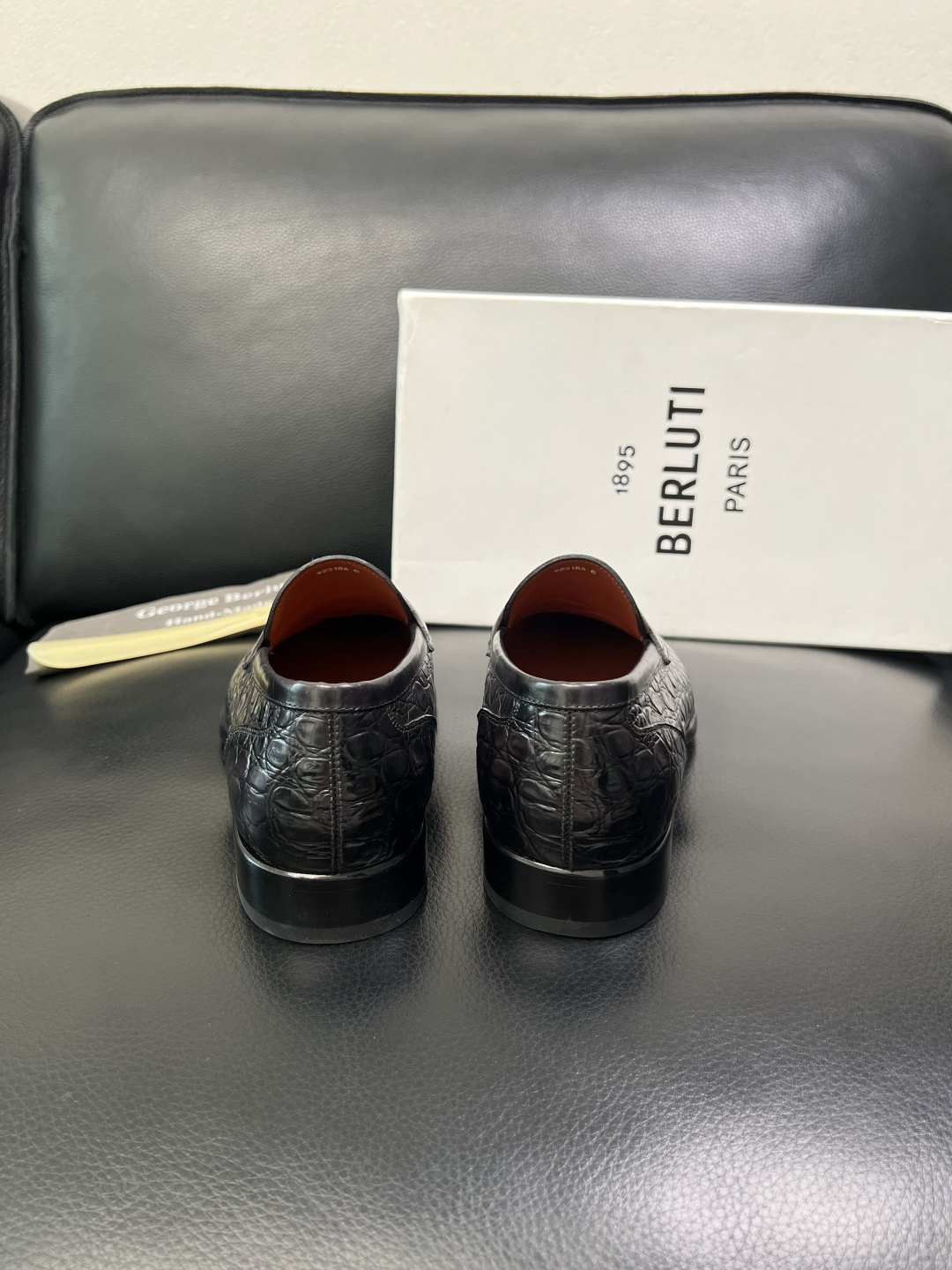 Berluti 顶级代购 布鲁提 专柜同步发售原厂配置，意大利进口牛皮面料，全进口水染牛皮里垫，鞋底：原