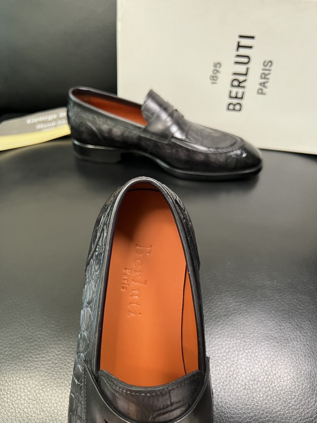 Berluti 顶级代购 布鲁提 专柜同步发售原厂配置，意大利进口牛皮面料，全进口水染牛皮里垫，鞋底：原