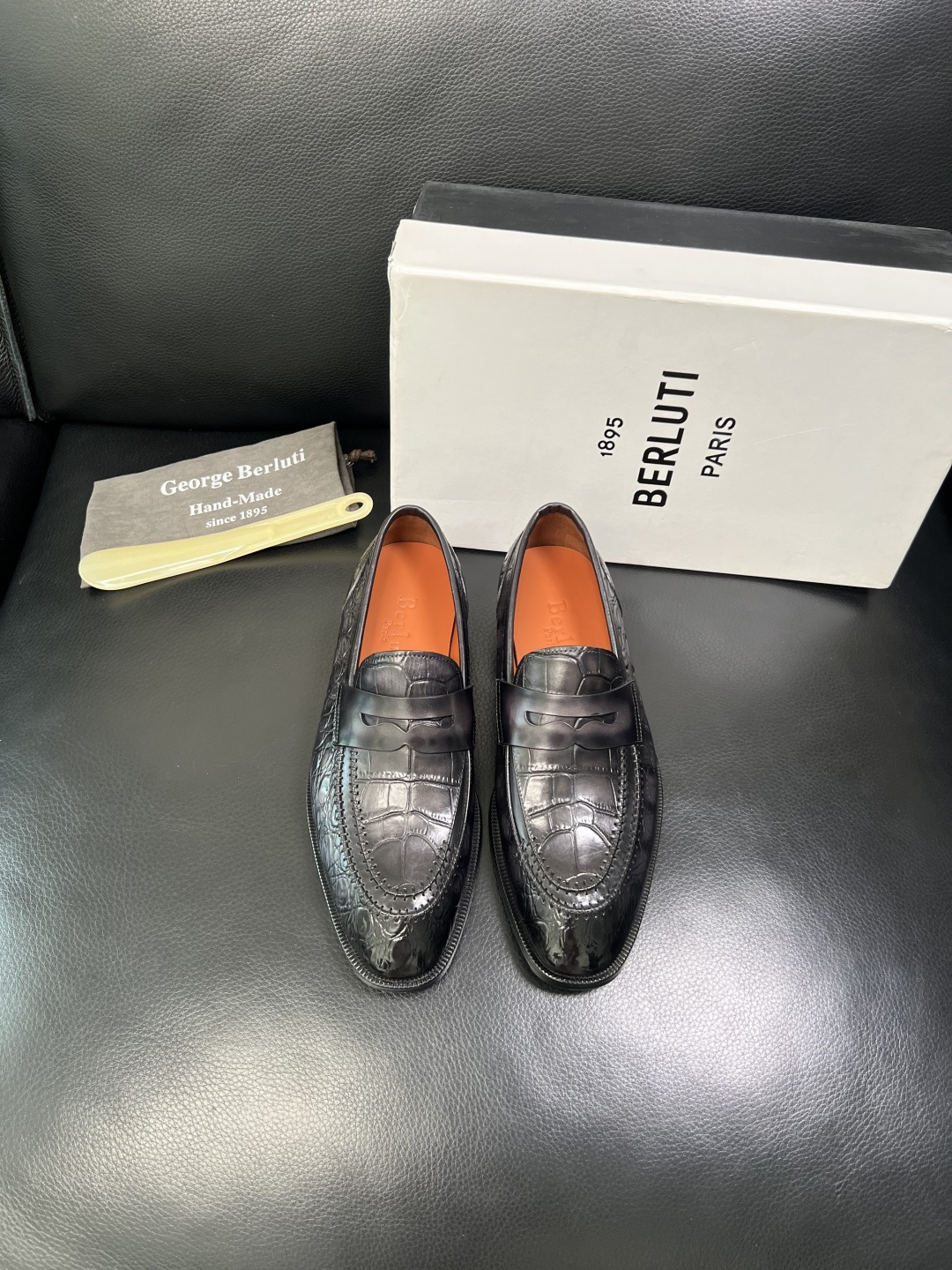 Berluti 顶级代购 布鲁提 专柜同步发售原厂配置，意大利进口牛皮面料，全进口水染牛皮里垫，鞋底：原