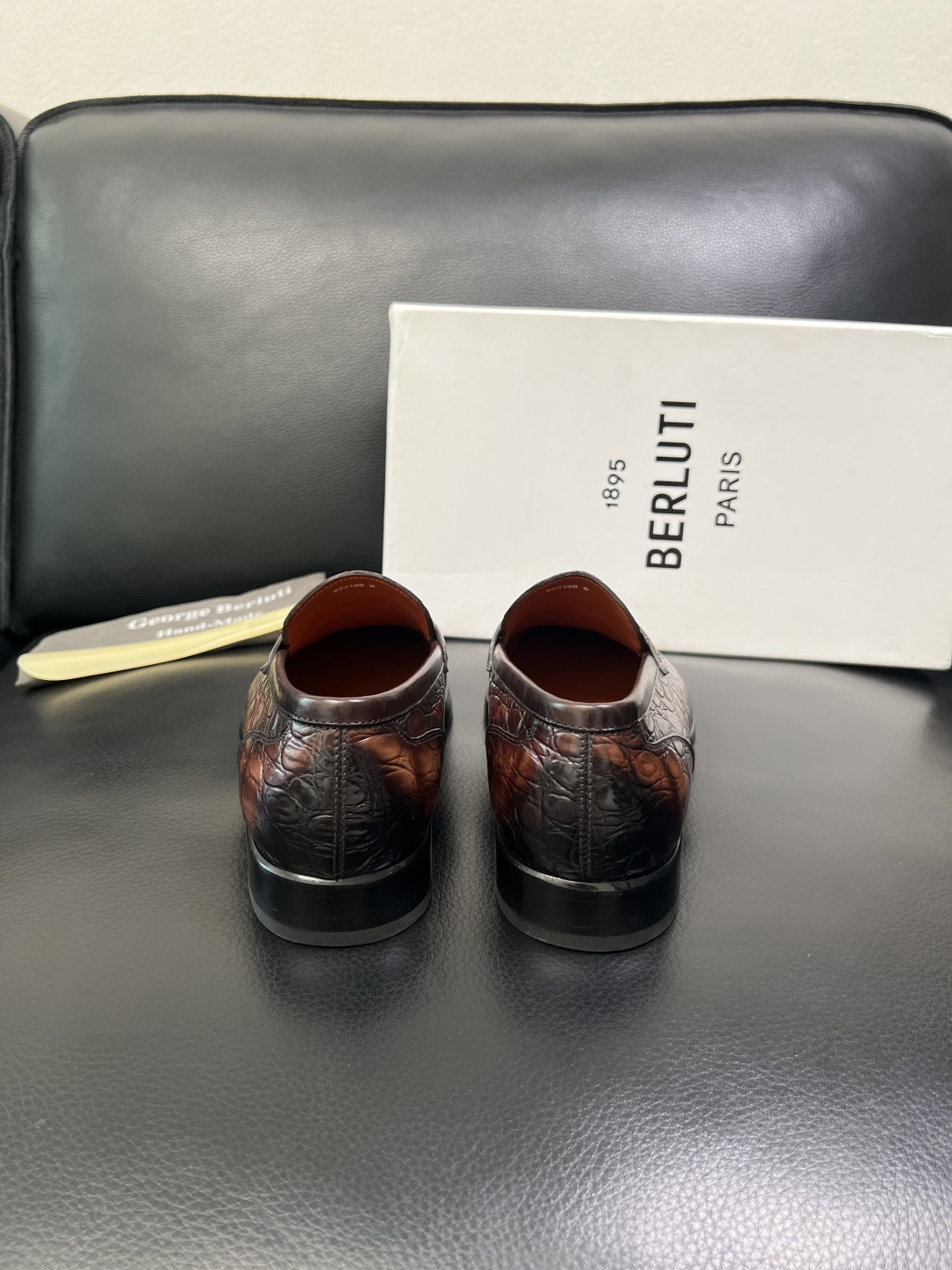 Berluti 顶级代购 布鲁提 专柜同步发售原厂配置，意大利进口牛皮面料，全进口水染牛皮里垫，鞋底：原